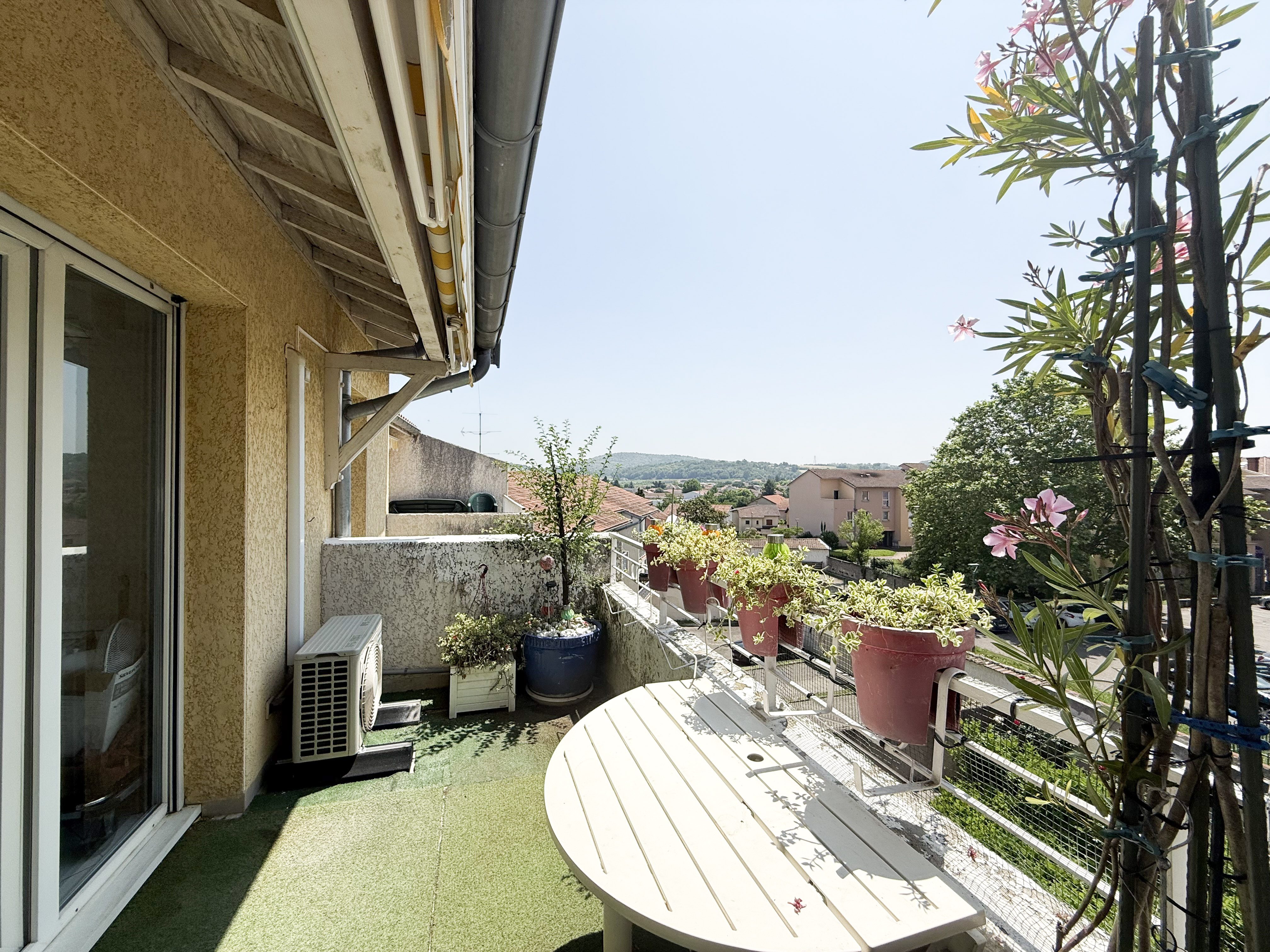 T2 AVEC BALCON ET GARAGE - COMMUNAY CENTRE