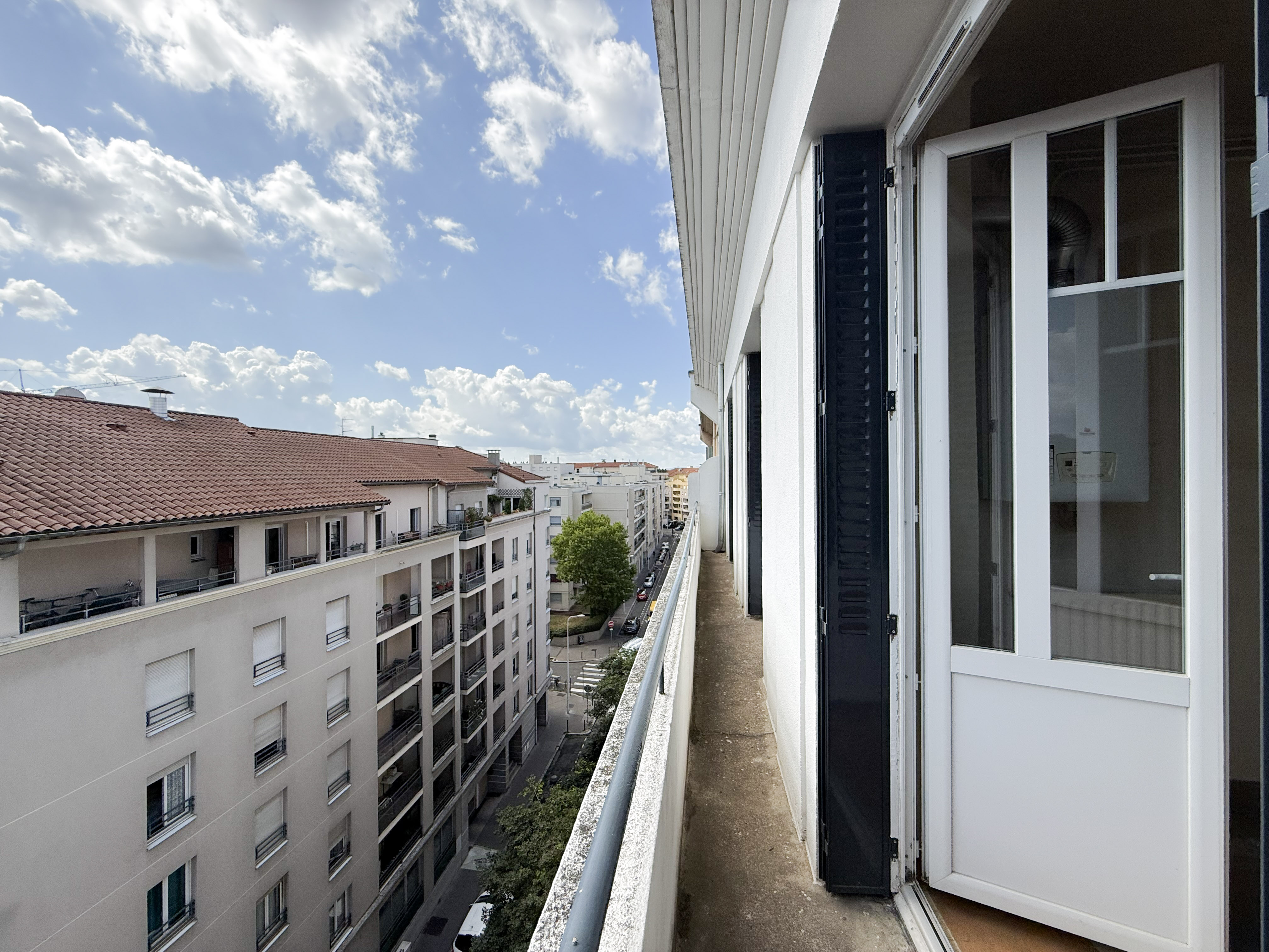 T3 DERNIER ETAGE BALCON - LYON 7è GARIBALDI
